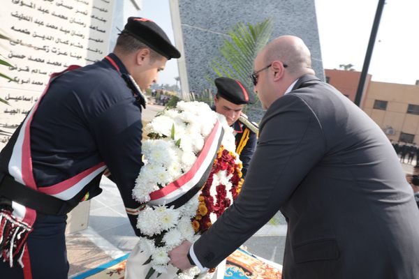 المحافظ يضع أكليل الزهور على النصب التذكاري لشهداء الشرطة بمعسكر ابو سليم ببني سويف 