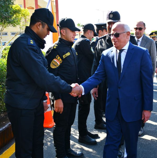 محافظ بورسعيد يقدم التهنئة لضباط  وجنود وأفراد  الشرطة