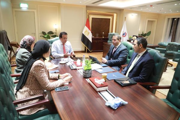 وزير الصحة يبحث مع ممثلي صندوق مصر السيادي فرص الاستثمار فى المجال الصحي 