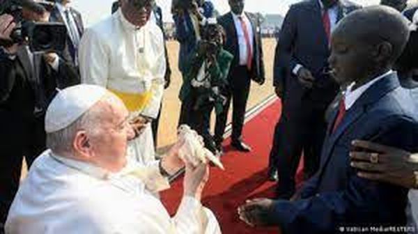 بابا الفاتيكان يحي ذكرى رجال الدين القتلى خلال زيارته لجنوب السودان