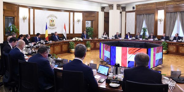 رئيسا وزراء مصر ورومانيا يترأسان جلسة مباحثات