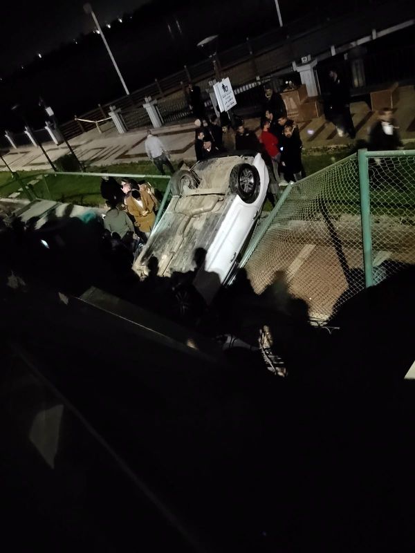 سقوط سيارة ملاكي بالممشى السياحي لكورنيش النيل ببنى سويف 
