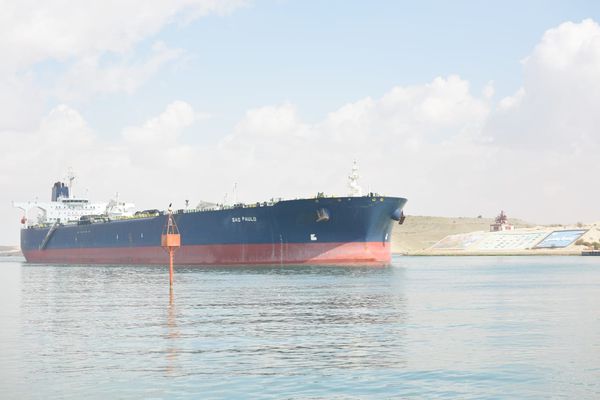 قناة السويس تشهد عبور 93 سفينة بإجمالي حمولات صافية 4.4 مليون طن 