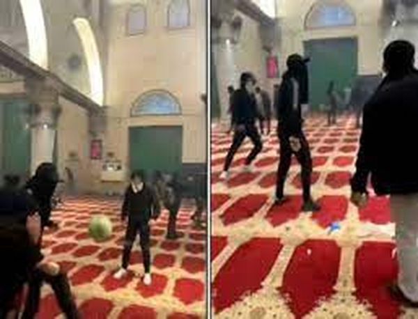 لعب الكرة داخل أحد المساجد