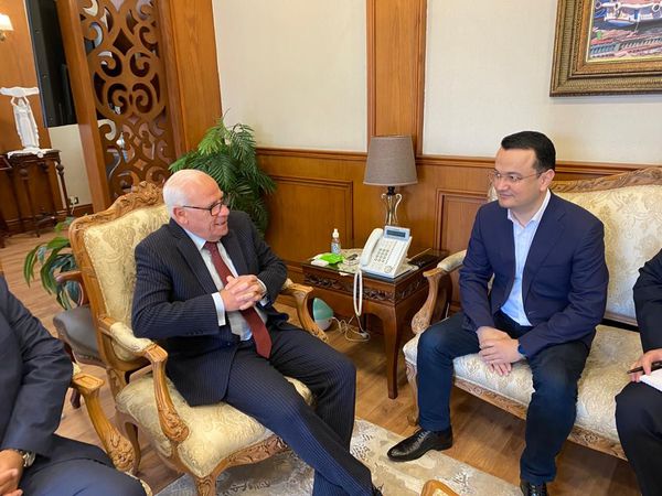 محافظ بورسعيد يستقبل وزير  التجارة والصناعة بجمهورية أوزبكستان