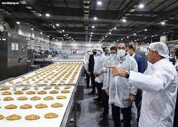 مدبولي يتفقد خطوط إنتاج المصانع الغذائية بـ6 أكتوبر