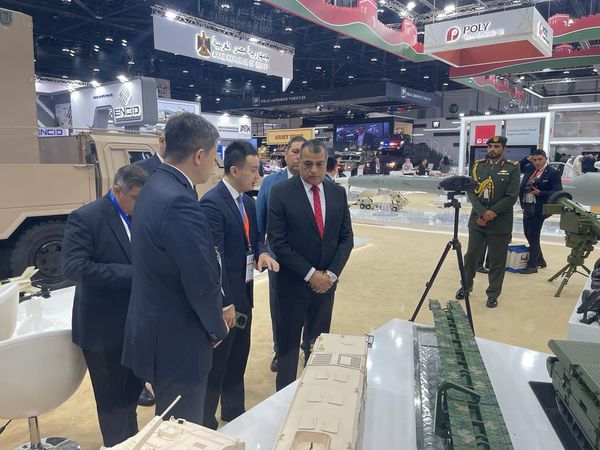 وزير الانتاج الحربي يتفقد أجنحة عدد من الشركات المشاركة في معرض  الدفاع الدولي 