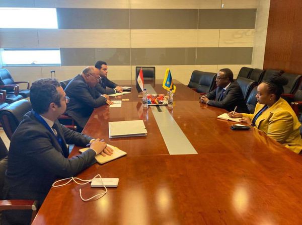 وزير الخارجية مع وزير خارجية روندا