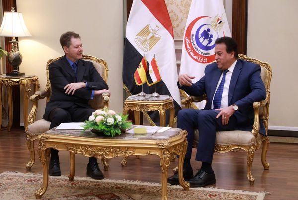 وزير الصحة يستقبل السفير الأسباني لدى مصر