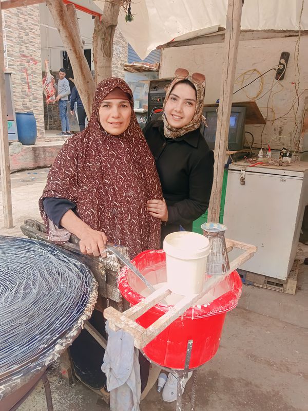 سيدة صناعة الكنافة مع مراسلة جريدة أهل مصر 