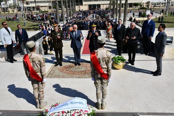 محافظ بورسعيد يضع إكليلا من الزهور علي النصب التذكاري للشهداء بميدان المسلة