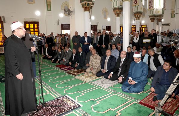 وزير الأوقاف يؤدي صلاة الجمعة بمسجد عمر بن عبد العزيز ببنى سويف 