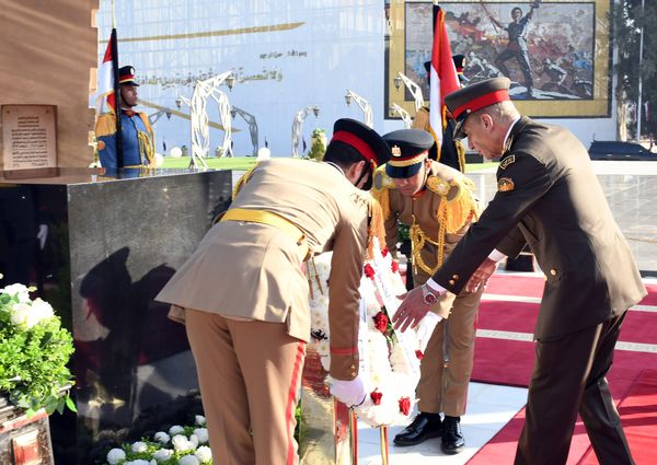 وزير الدفاع يضع اكليل من الزهور على قبر الجندي المجهول