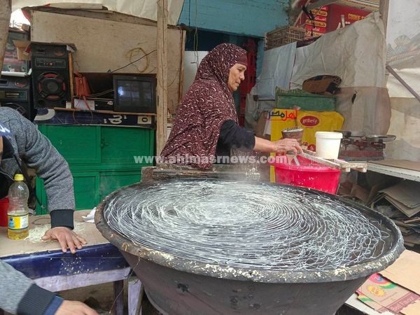 سيدة صناعة الكنافة بالمنوفية