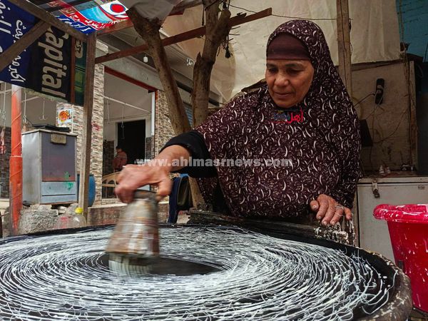 سيدة صناعة الكنافة بالمنوفية