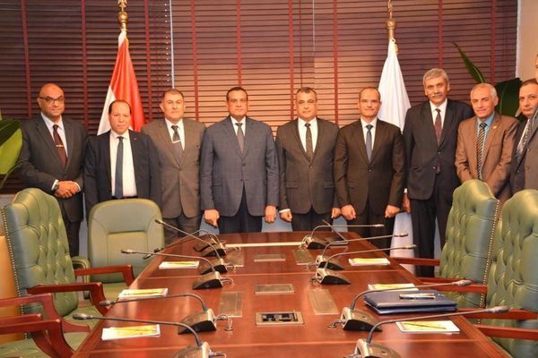 وزيرا التنمية المحلية والإنتاج الحربي يشهدان توقيع عقد اتفاق