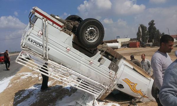 إصابة شخصين في انقلاب سيارة نقل بمرسى مطروح