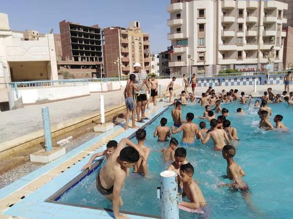 الأطفال بداخل حمامات السباحة بمركز ومدينة الواسطى ببنى سويف 