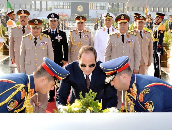 الرئيس السيسي يضع اكليل من الزهور على قبر الرئيس السادات