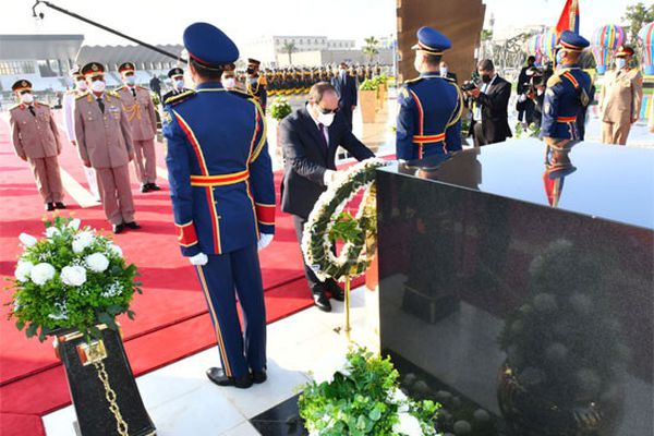 الرئيس يضع اكليل من الزهور على قبر الجندي المجهول