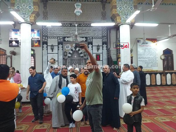 المصلين يلتقطون السيلفي في المساجد بعد صلاة العيد بكفر الشيخ 
