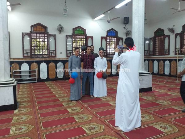 المصلين يلتقطون السيلفي في المساجد بعد صلاة العيد بكفر الشيخ 