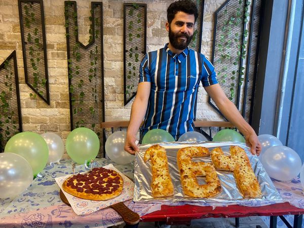 بيتزا على شكل قلب و بلالين شيف يحتفل بعيد ميلاد بورسعيد ال ١٦٤