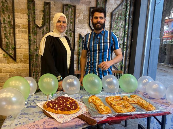بيتزا على شكل قلب و بلالين شيف يحتفل بعيد ميلاد بورسعيد ال ١٦٤