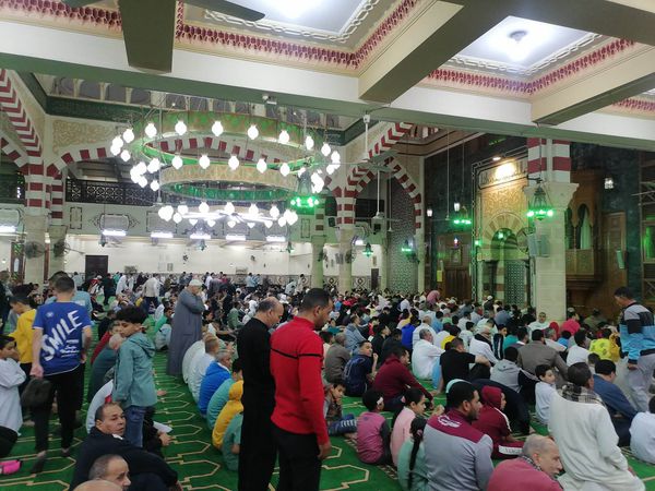 توافد المئات من المصلين لاداء صلاة عيد الفطر المبارك 