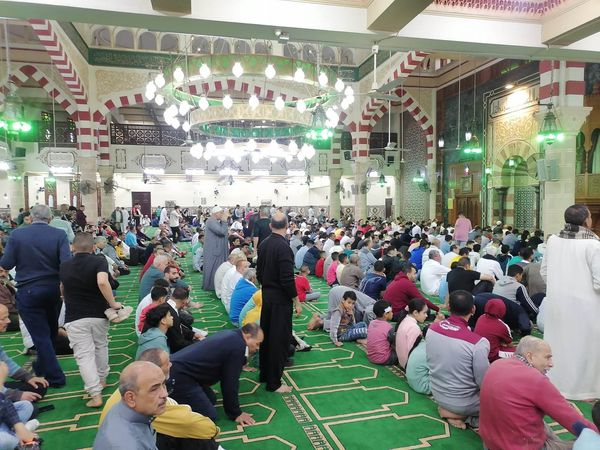 توافد المئات من المصلين لاداء صلاة عيد الفطر المبارك 