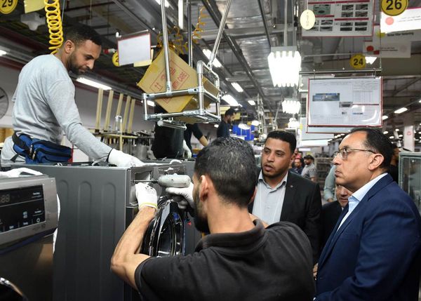 جولة رئيس الوزراء في مصنع ال جي