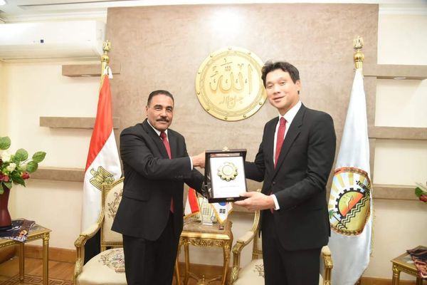 سفير كوريا الجنوبية يزور متحف التراث البدوي بمكتبة مصر العامة بمطروح