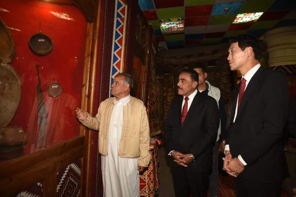 سفير كوريا الجنوبية يزور متحف التراث البدوي بمكتبة مصر العامة بمطروح