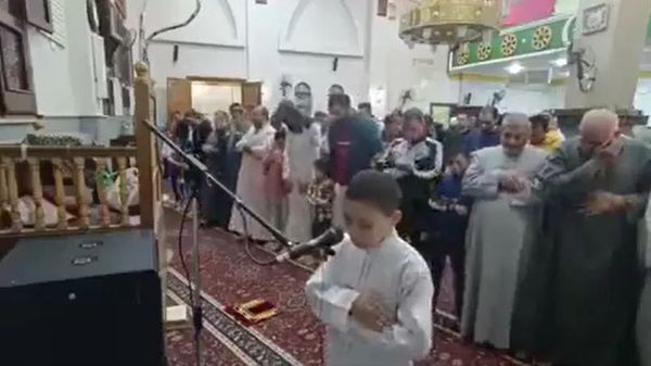 طفل صغير يؤم المصلين بصلاة التراويح بأحد مساجد كرداسة(صور)