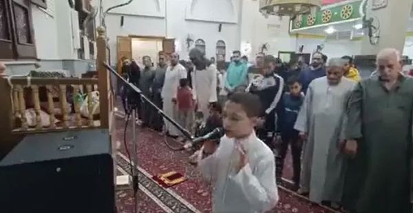 طفل صغير يؤم المصلين بصلاة التراويح بأحد مساجد كرداسة(صور)