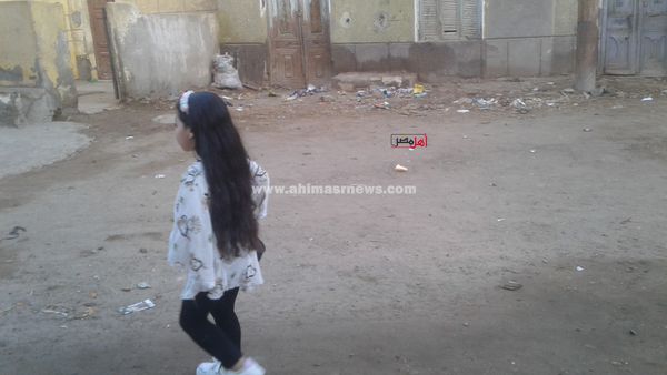 طفلة صغيرة تحتفل بعيد الفطر المبارك ببنى سويف 