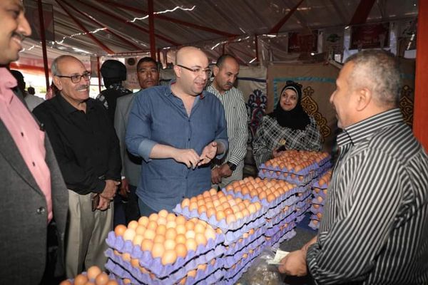 محافظ بنى سويف يزور معرض السلع الغذائية بمعرض أهلا رمضان 