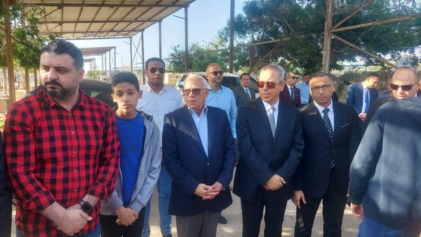 محافظ بورسعيد ومدير الامن يتقدمان صفوف المشيعين لجنازة العميد شريف طايل مدير إدارة شرطة تأمين كوبري السلام. 