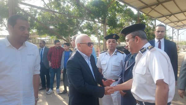 محافظ بورسعيد ومدير الامن يتقدمان صفوف المشيعين لجنازة العميد شريف طايل مدير إدارة شرطة تأمين كوبري السلام. 