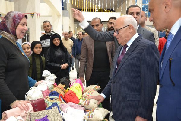 محافظ بورسعيد يتابع انتظام حركة البيع والشراء ببازار بورسعيد الجديد
