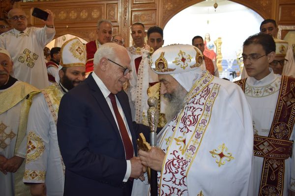 محافظ بورسعيد يزور الكنائس لتهنئة الأقباط بعيد القيامة المجيد