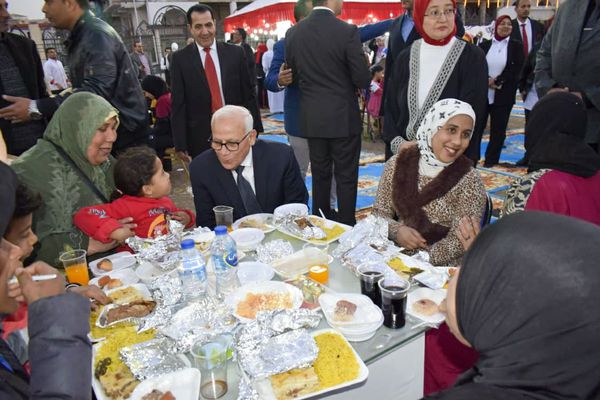 محافظ بورسعيد يشارك أبناءه الطلاب مائدة أفطار تعليم بورسعيد 