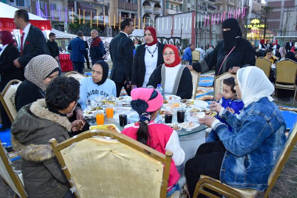 محافظ بورسعيد يشارك أبناءه الطلاب مائدة أفطار تعليم بورسعيد ب