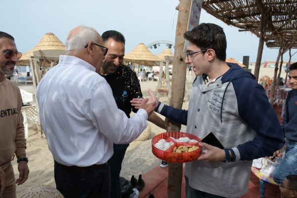 محافظ بورسعيد يشارك المواطنين الاحتفال بعيد الفطر المبارك على شاطىء بورسعيد 