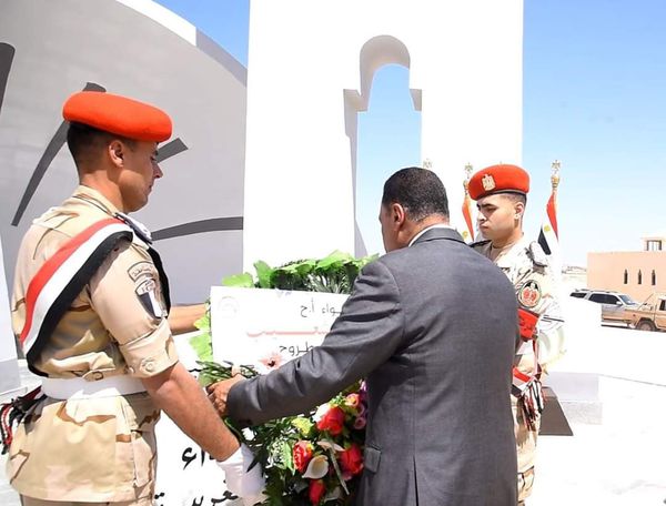 محافظ مطروح يضع إكليل من الزهور بالنصب التذكاري بمناسبة عيد تحرير سيناء