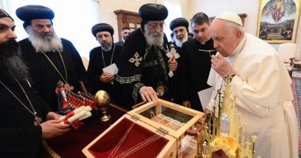البابا تواضروس يهدي بابا الفاتيكان أجزاء من ملابس شهداء الأقباط في ليبيا
