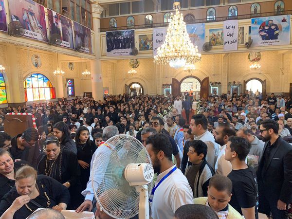 المئات من أقباط بورسعيد يشيعيون جثمان القس أندراوس كاهن كنيسة مارمينا 