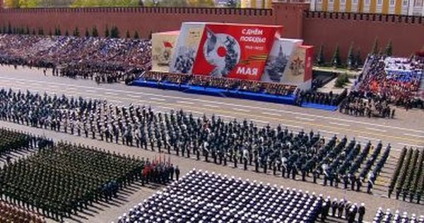 بدء العرض العسكري في الساحة الحمراء في موسكو بحضور بوتين (صور)