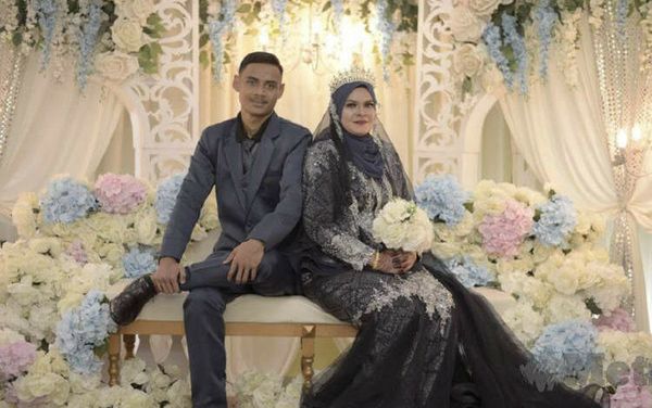 تلميذ يتزوج معلمته في ماليزيا
