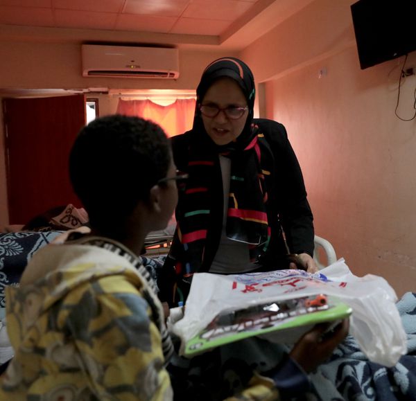 توزيع الهدايا على المصابين بمستشفى بنى سويف التخصصي 